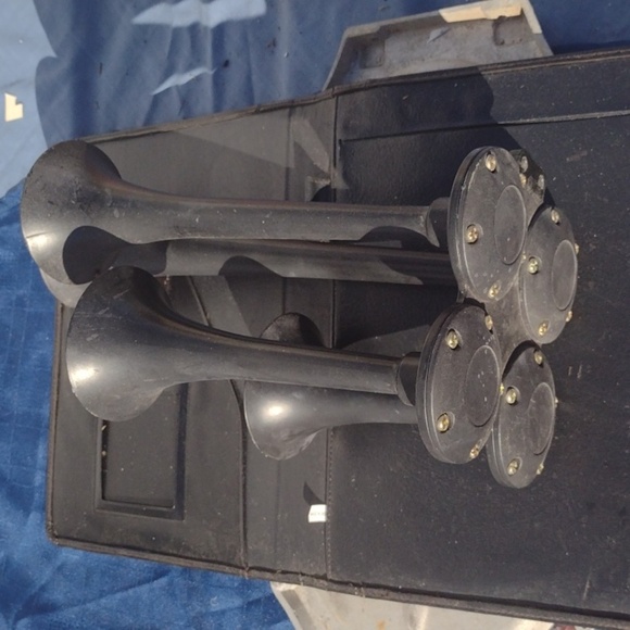 Automotive Quad Air Horns on threaded Base - Picture 1 of 2